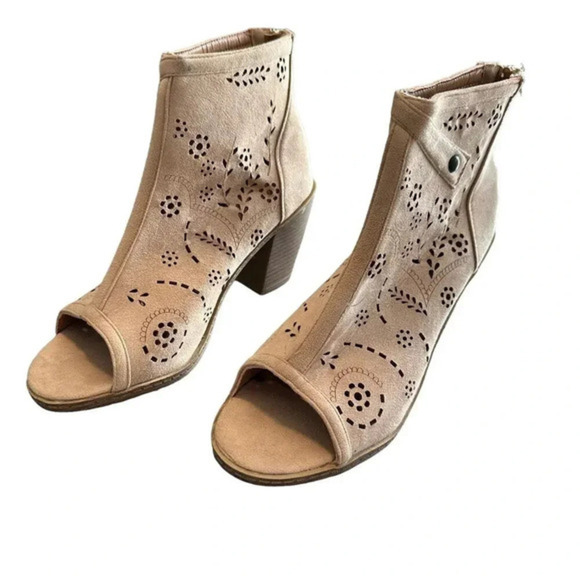 Maurice women's 8,5M Lazer Cut Boots‎ Beige Perp Toe Zip Ankle Booties - Picture 1 of 8